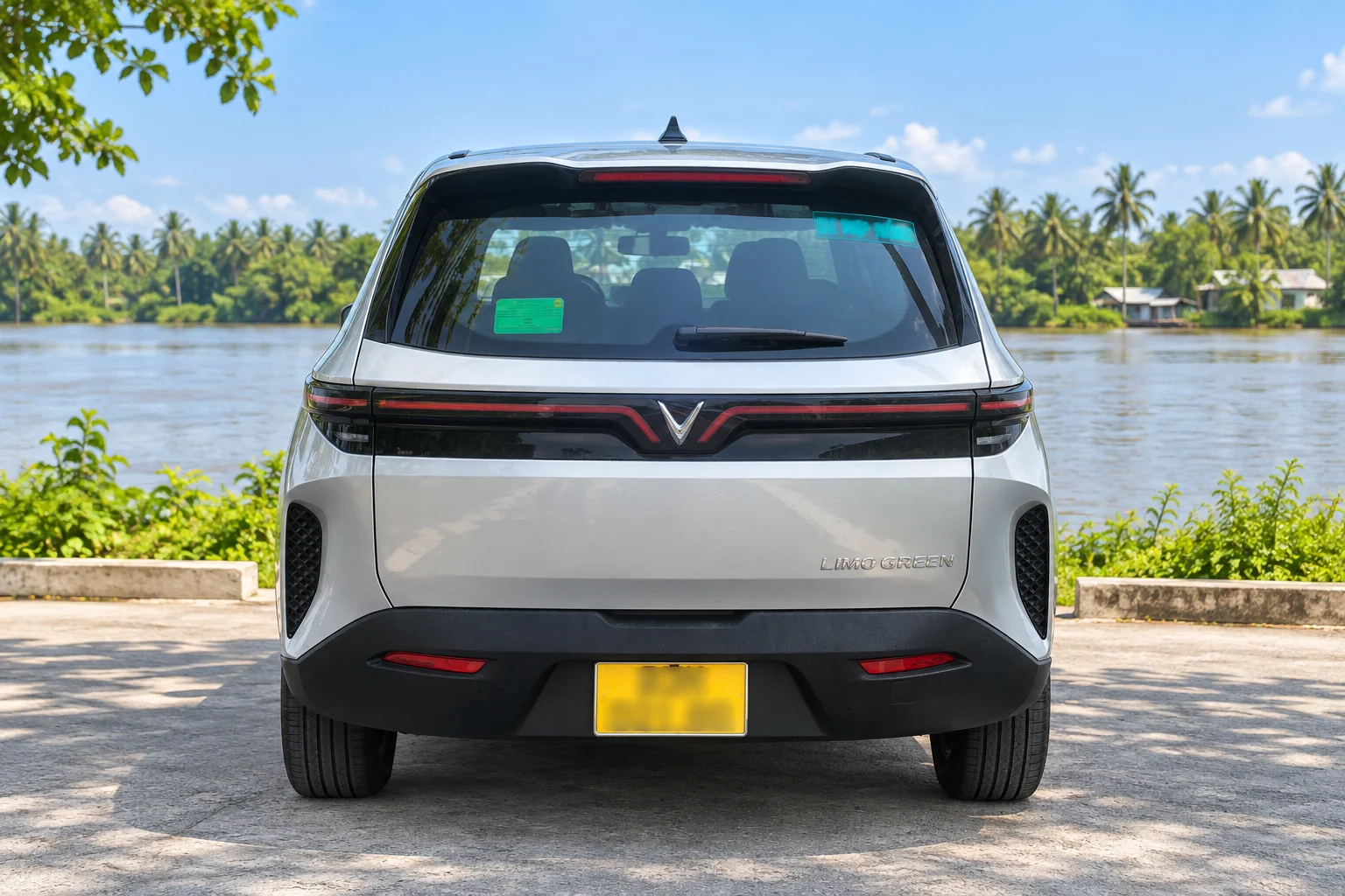 Phía sau xe VinFast Limo Green màu xám, ảnh đã xử lý bối cảnh
