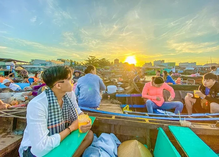 Du khách trên ghe giữa khu chợ nổi lúc mặt trời lên
