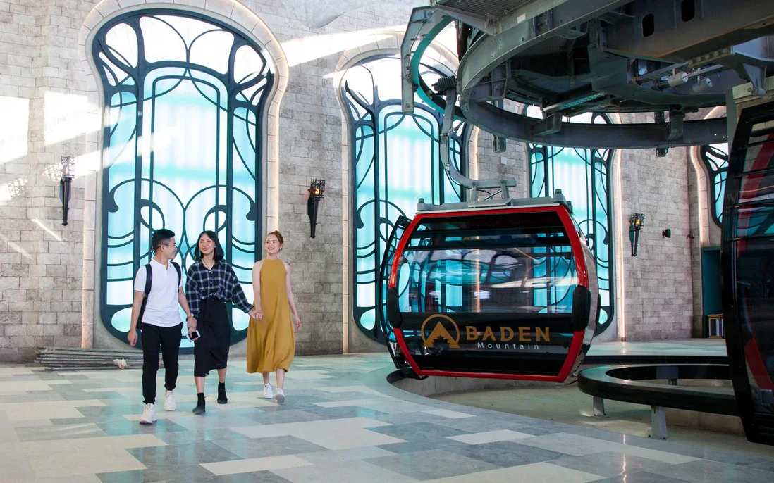 Du khách tại khu vực ga cáp treo lên núi Bà Đen